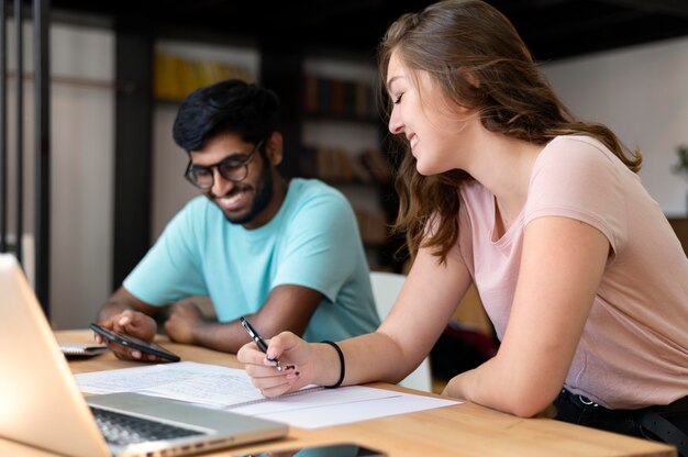 Studentessa e ragazzo che studiano insieme