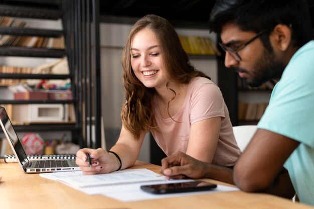 Studentessa e ragazzo che studiano insieme