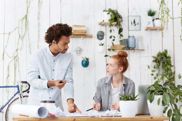 Studentessa giovane rossa carina sentirsi infelice e stressata