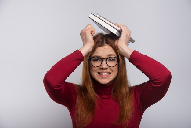 Studentessa sollecitata con i libri sopraelevati