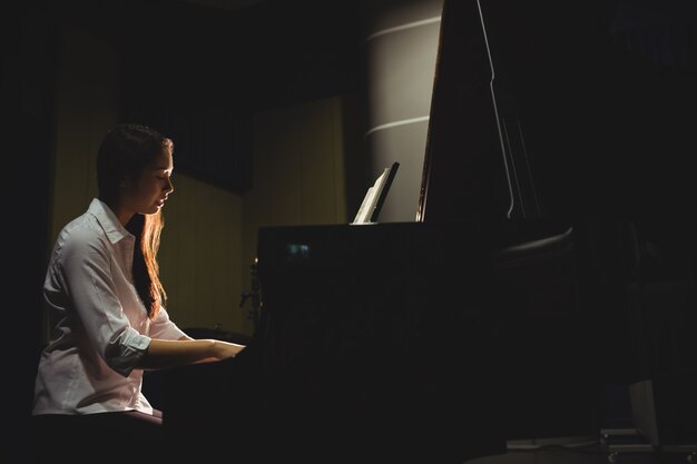 Studentessa suonare il pianoforte