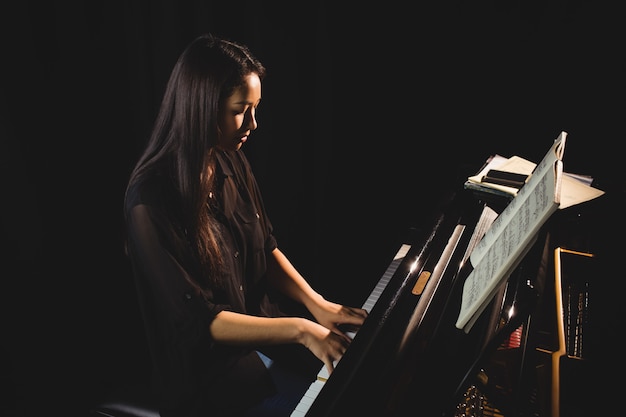 Studentessa suonare il pianoforte