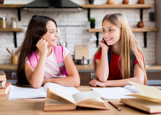 Studentesse facendo i compiti insieme