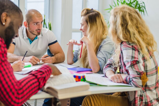 Studenti allegri che lavorano sul nuovo progetto