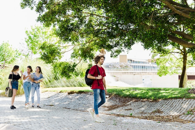 Studenti che camminano vicino alla vegetazione