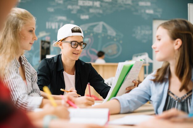 Studenti che chiacchierano durante la lezione