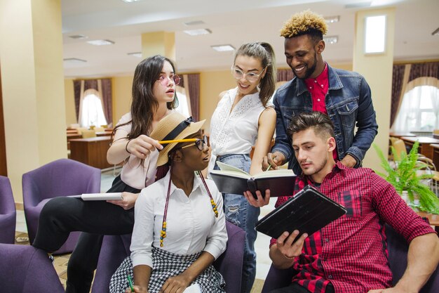 Studenti che comunicano in biblioteca