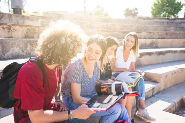 Studenti che discutono di studi sui passaggi