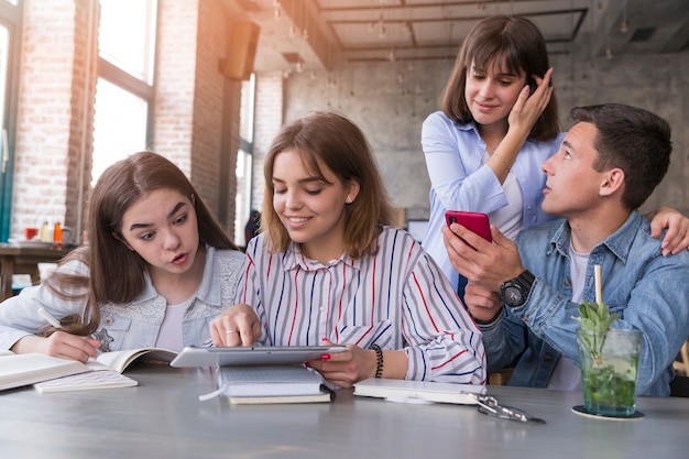 Studenti che fanno i compiti nella caffetteria