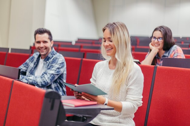 Studenti che hanno divertimento nella sala conferenze