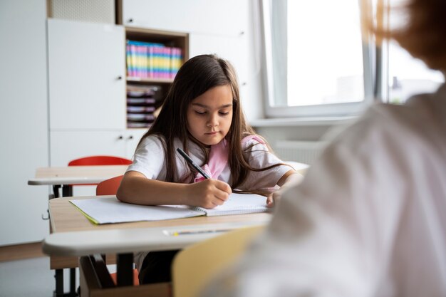 Studenti che imparano a scuola nella loro classe