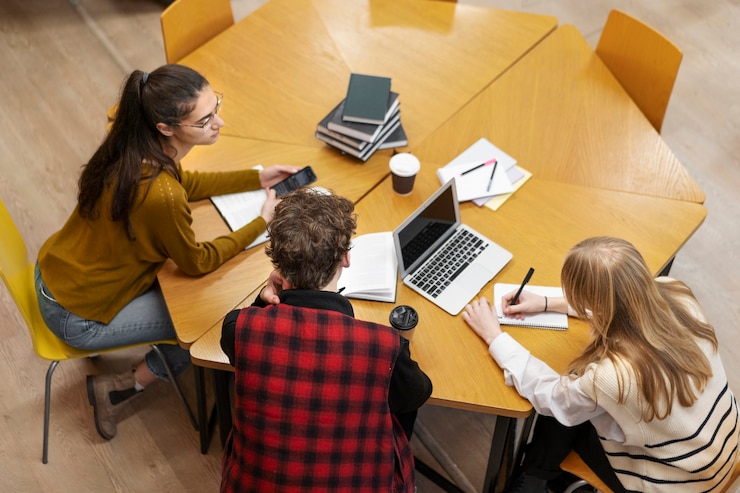 Foto gratuito studenti che lavorano in gruppo di studio