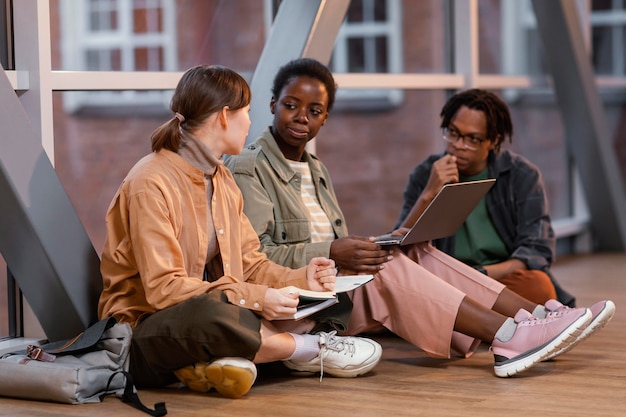 Studenti che lavorano insieme su un progetto