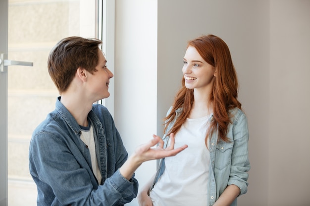 Studenti che parlano nella caffetteria