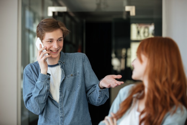 Studenti che parlano nella caffetteria