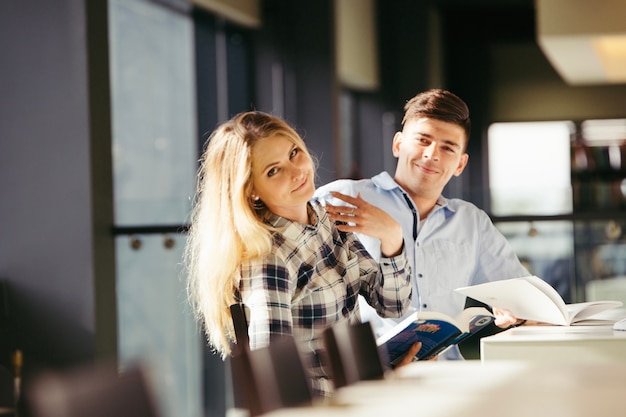 Studenti che presentano in libreria