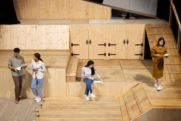 Studenti che si preparano per la lezione di teatro