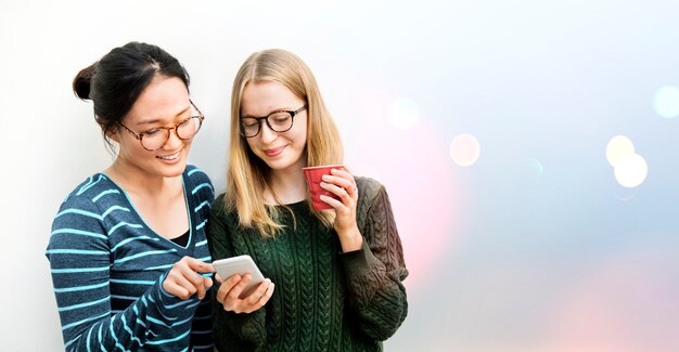 Studenti che utilizzano un telefono