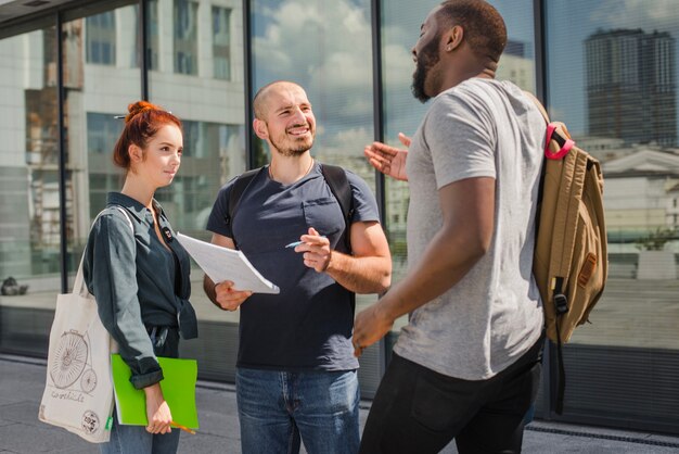 Studenti con documenti che parlano