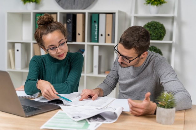 Studenti del piano medio che leggono insieme