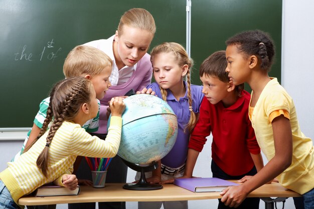 studenti delle scuole primarie in classe di geografia