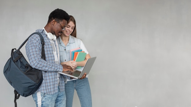 Studenti di tiro medio con laptop