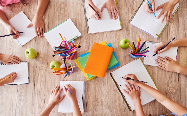 Foto gratuito studenti impegnati su un tavolo