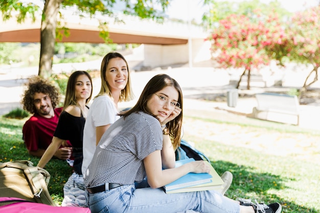 Studenti nel parco guardando la fotocamera