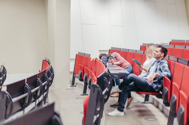 Studenti seduti in anfiteatro universitario