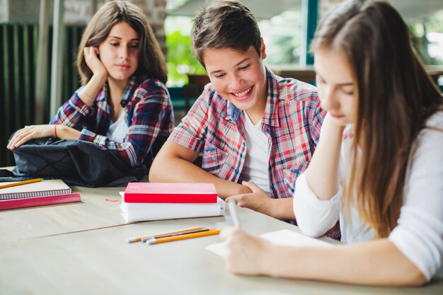 Studenti seduti insieme a tavola