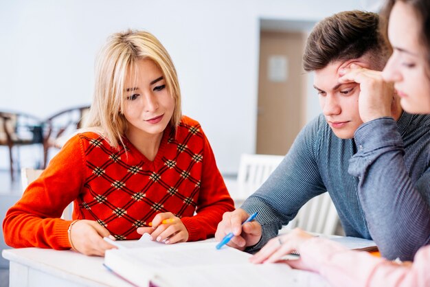 Studenti seri che si preparano all&#39;esame