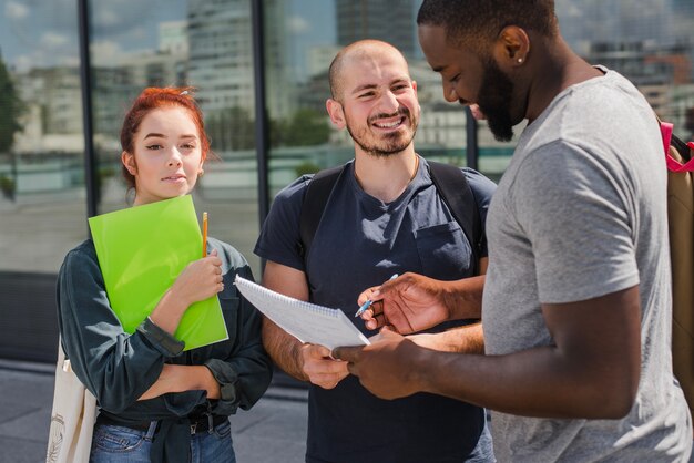 Studenti sorridenti con documenti