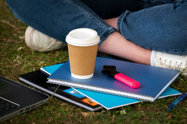 Studenti universitari che si affollano all'aperto