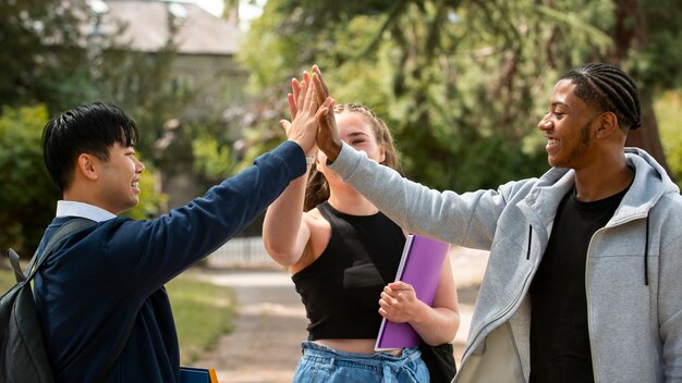 Studenti universitari che si affollano all'aperto