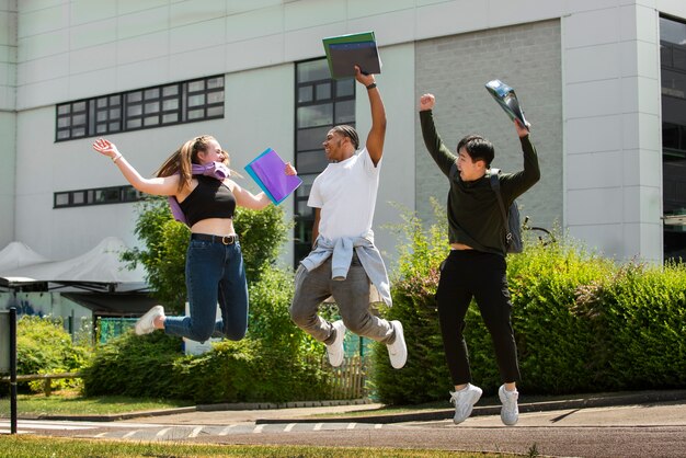 Studenti universitari che si affollano all'aperto