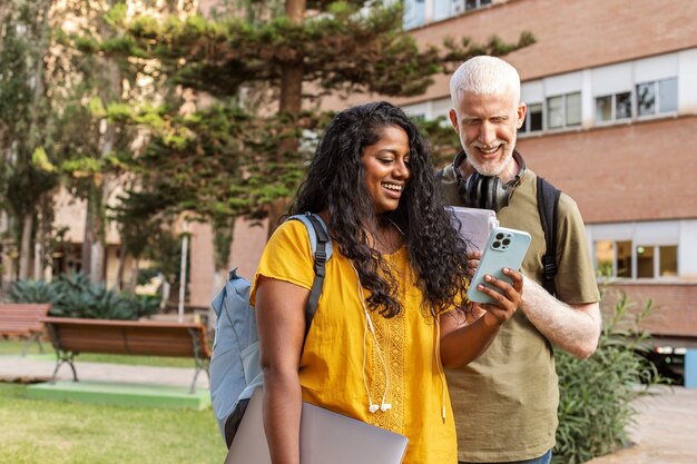 Studenti universitari di diverse etnie che si affollano