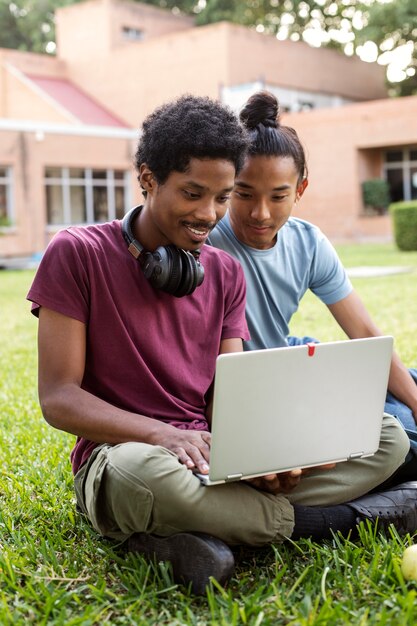 Studenti universitari di diverse etnie che si affollano