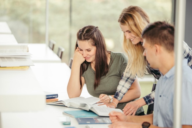 Studenti universitari in biblioteca