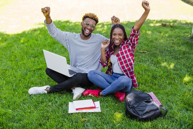 Studenti vittoriosi che presentano sul prato