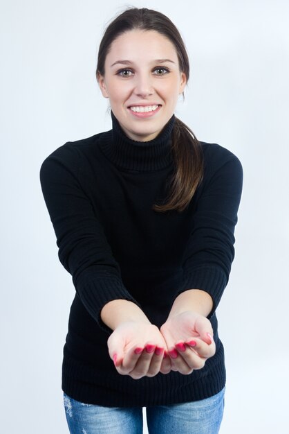 Studio Ritratto di bella giovane donna mostrando le mani