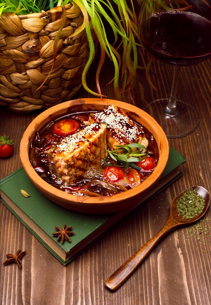 Stufato di carne con verdure, pomodori. Zuppa di gulasch su un libro