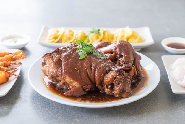 Stufato di gambo di maiale in zuppa di sugo