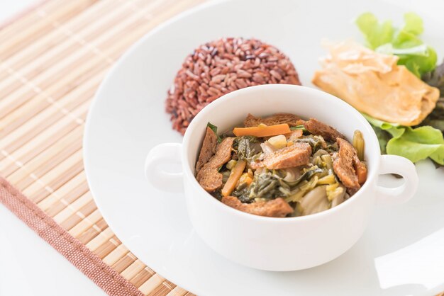 Stufato di verdure cinesi e tofu con riso alla bacca