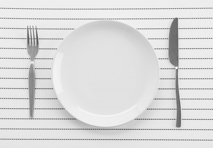 Foto gratuito stuoia a piastra con forchetta e coltello a piastra