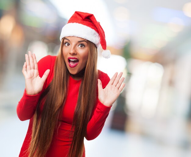 Stupito giovane donna con i capelli lunghi e il cappello della Santa