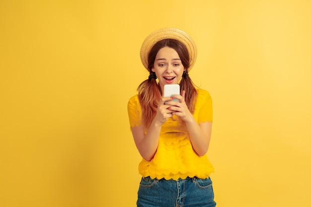 Stupito giovane donna utilizza lo smartphone