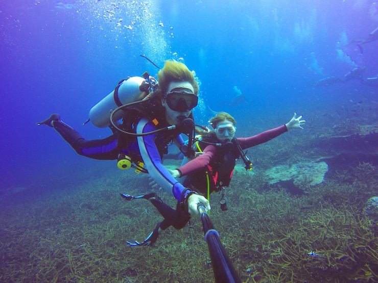 Foto gratuito subacqueo subacqueo selfie tiro con selfie stick