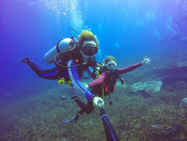 Subacqueo subacqueo selfie tiro con selfie stick