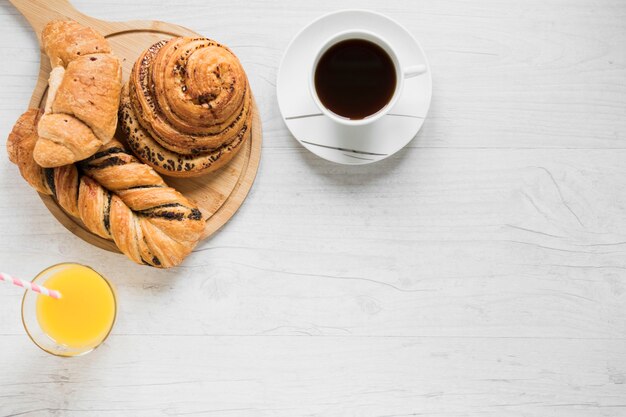 Succhi un caffè vicino ai panini