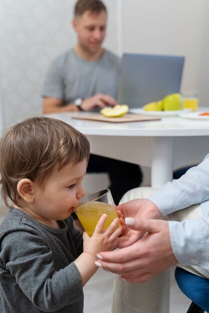 Succo bevente del ragazzino di vista laterale